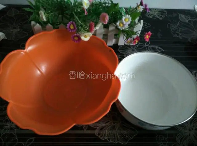 准备两个干净无水的盆