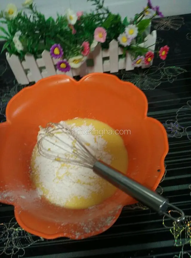 把低筋粉泡打粉一起筛入蛋黄中～用手动打蛋器搅拌均匀