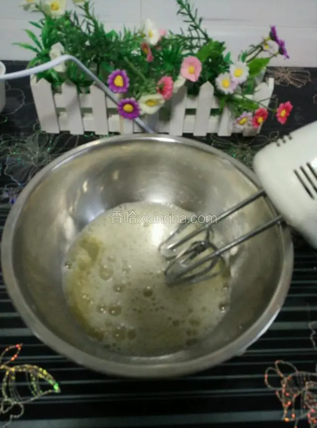 用电动打蛋器将蛋清打发至鱼眼泡状态加3／1的糖