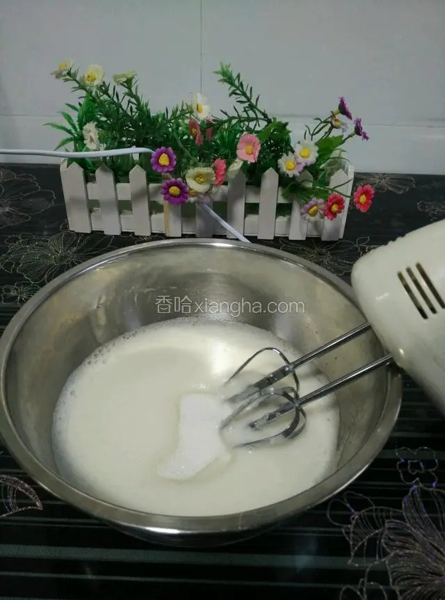 将蛋白打发到细细的小泡沫！再加入3／1的糖