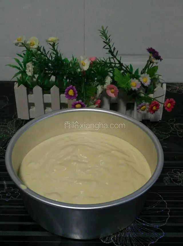 倒入提前准备好的模具中！然后震几下～这样是将蛋糕液中的气泡震出！放入提前预热好的烤箱中！低温150烤制45分钟即可……
