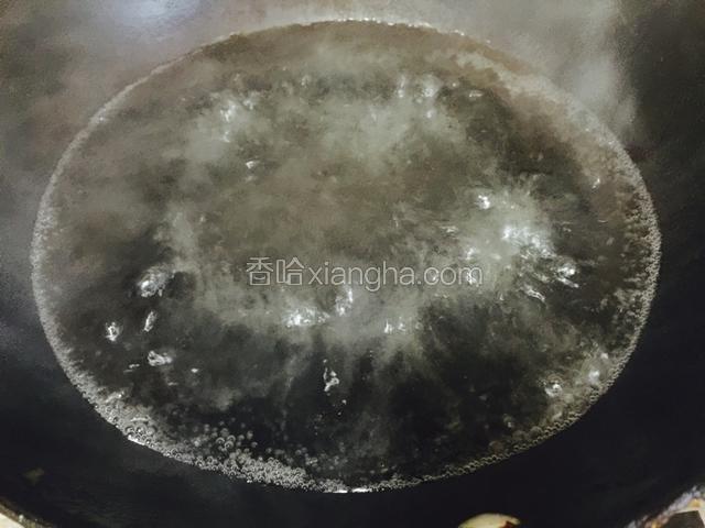 锅里放清水烧沸。