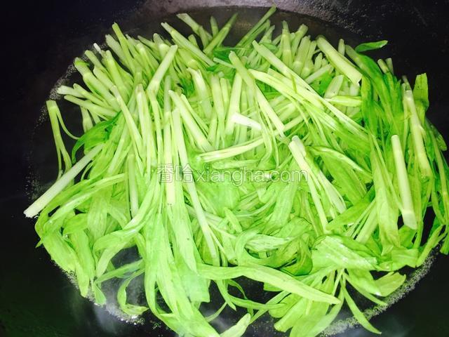 将空心菜下锅里焯水，时间不能长。