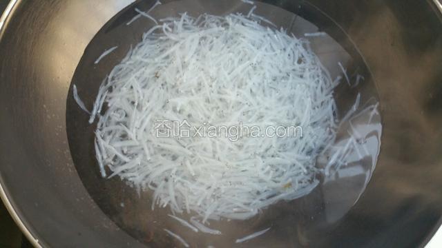 锅内加水烧开倒入洗净的小银鱼焯水1分钟捞出。