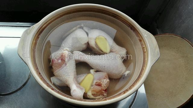 6小时后取出鸡腿，冷水下锅