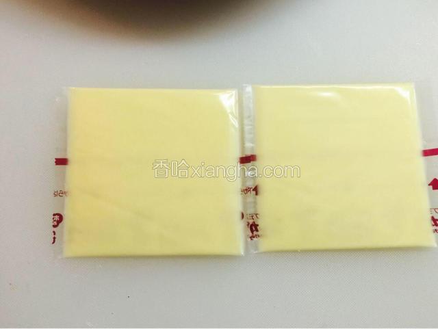 芝士片个人喜好，想热量低些就用一片，就把一片撕成两片，盖在西红柿的上面，当然芝士条也可以