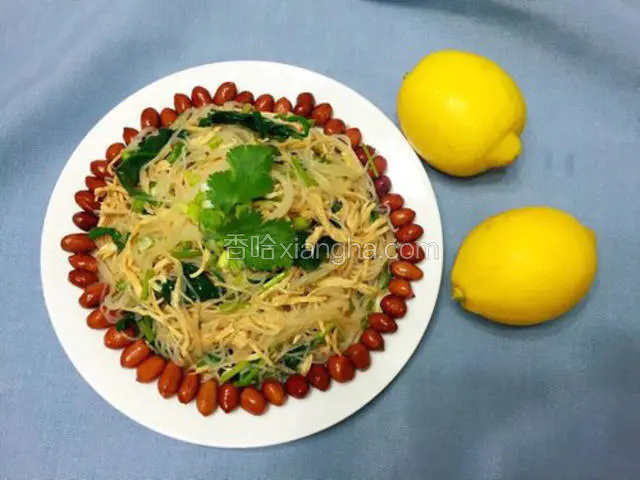 倒入盘中，做少许点缀。把花生米摆放到盘中，点缀葱碎和香菜，可以开始吃啦！