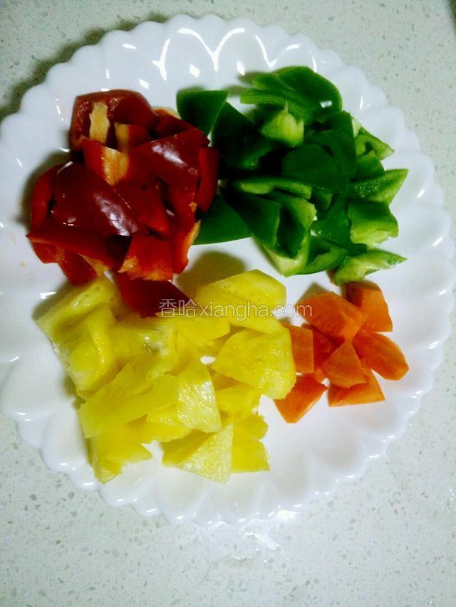 青红椒，胡萝卜，菠萝切成与瘦肉一样大小
