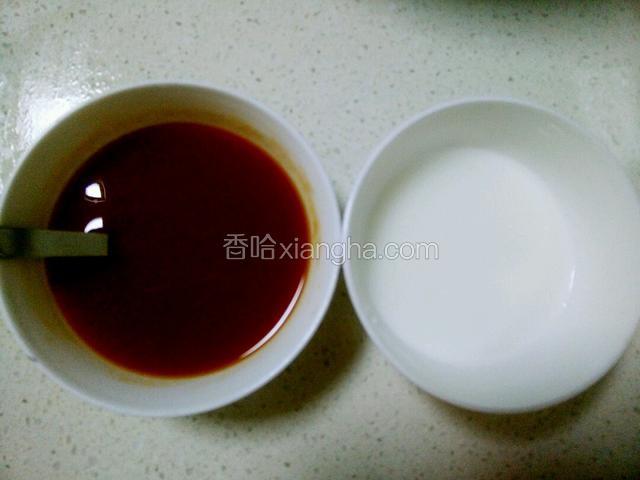 用一个小碗放入2汤匙番茄酱，1汤匙生抽，1汤匙白糖，1汤匙米醋和半碗水搅拌均匀，另外一个碗装半碗清水放入适量生粉。