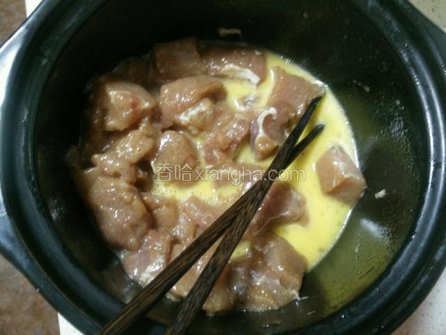 腌好的肉把打散的鸡蛋进肉中搅拌均勻使肉都沾到鸡蛋