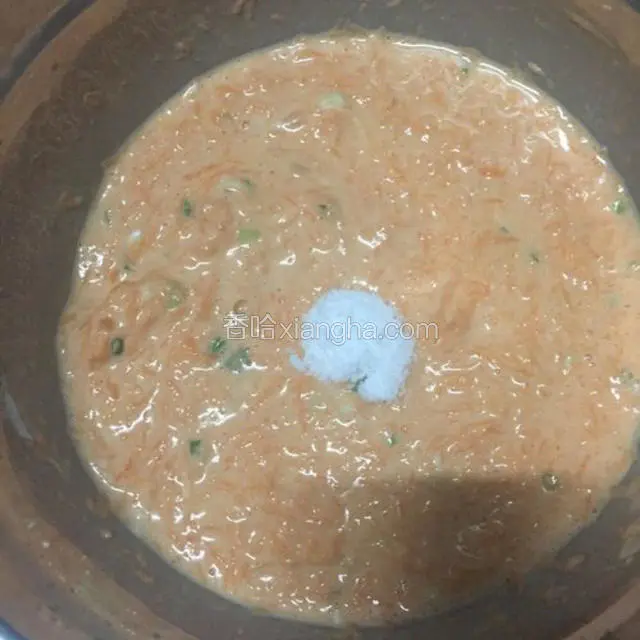 加入少许盐调味，搅拌均匀