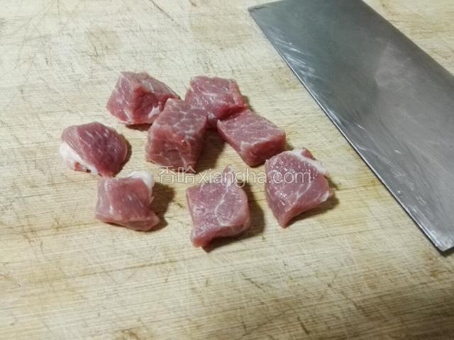 瘦肉洗干净，切块。