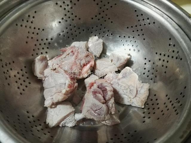 排骨瘦肉飞水，洗干净沥干。