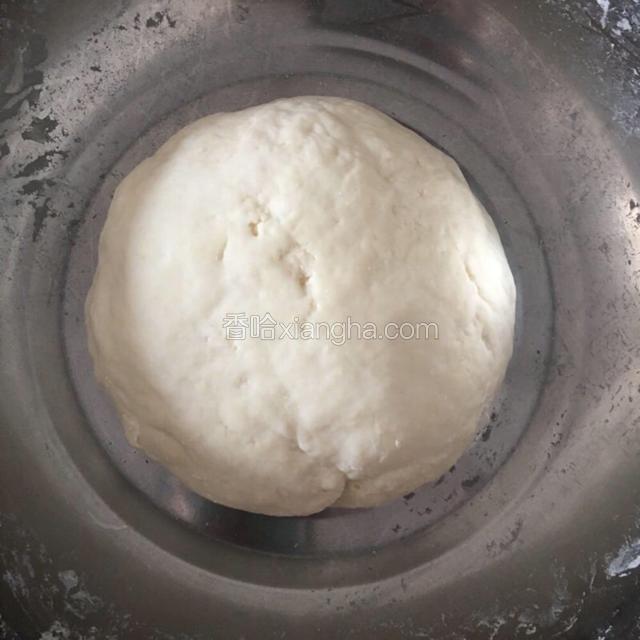 面粉加入清水揉成硬一点的面团，表面光滑后醒发一个小时
