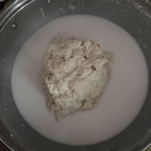 盆里加入清水，像洗衣服一样揉洗面团