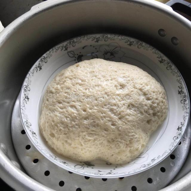 洗干净的面筋放入蒸笼里，蒸上20-30分钟即可