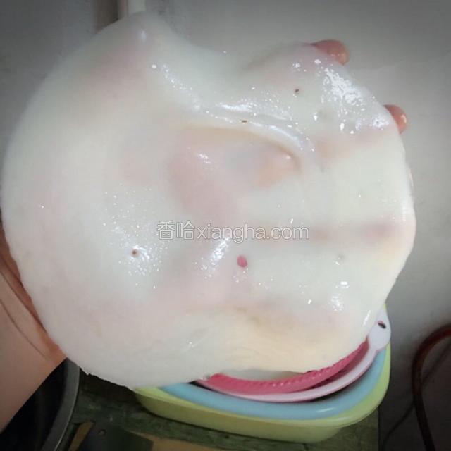 凉皮蒸熟之后连盘拿起，立马放入装有凉水的大盆里。冷却后再揭起