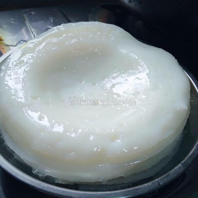 揭起的凉皮上面刷层油，方便下张放上去不会黏住，依次重复着