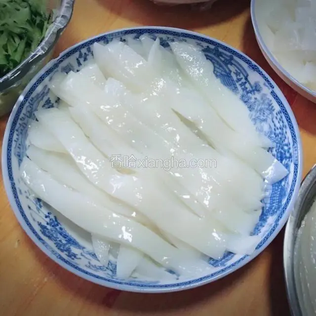 凉皮做完就可以切条了