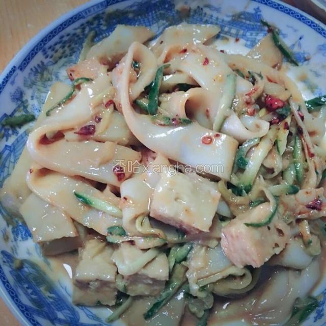 根据个人口味放入盐，蔬之鲜，醋，生抽，芝麻酱，辣椒。。黄瓜和之前切块的面筋一起加入，搅拌均匀后就可以开吃了