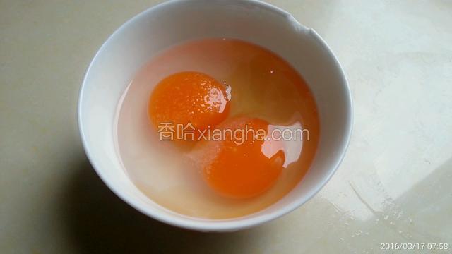 将鸭蛋打碎，倒入盐和料酒，搅拌均匀
