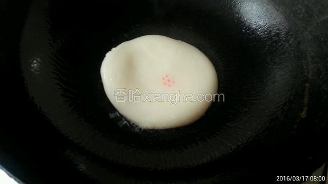 锅烧热，大火转小火，在锅中放入少许的油，将糍粑放进去