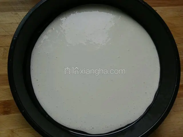 倒适量的面糊，厚薄在于面糊多少。