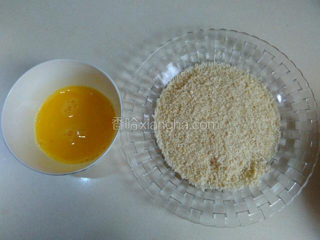 鸡蛋去壳打散，面包糠倒进盘子里