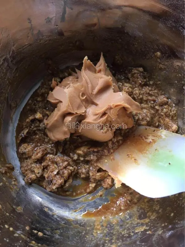 加入花生酱。继续搅拌两分钟，然后用打蛋器打发糖浆。