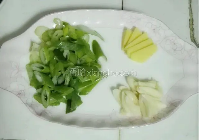 大葱切段，生姜大蒜切片待用。