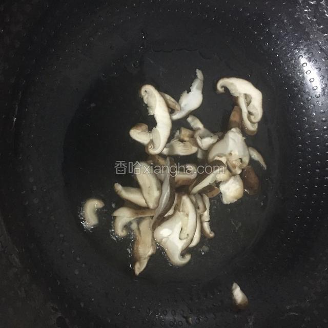 锅中倒入适量的油烧开，放入香菇爆香