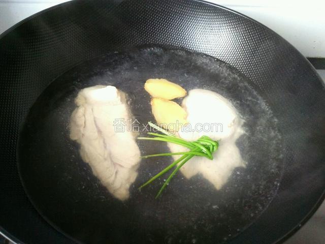 在锅里准备好一锅水烧开以后加入适量姜块、料酒、小葱结，然后抠鸡胸肉放在锅中汆烫3分钟即可出锅，洗净备用。