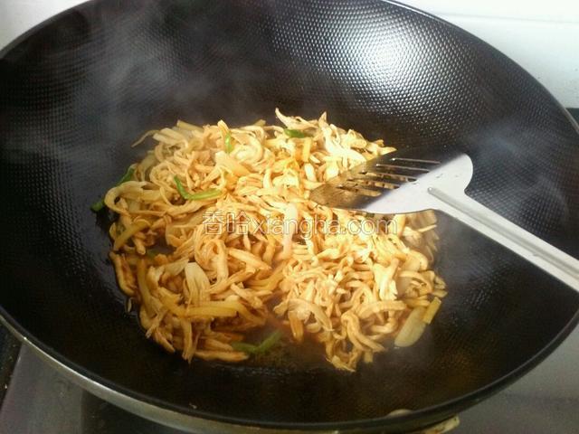 爆香葱姜蒜后加入鸡肉丝翻炒一分钟后加入生抽和料酒继续翻炒均匀后盖上盖子用小火再焖1分钟。