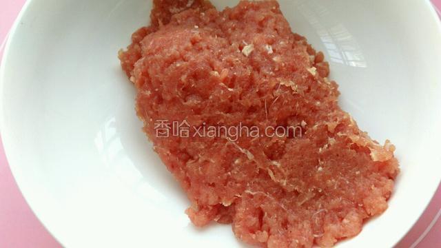 里脊肉剁碎待用。