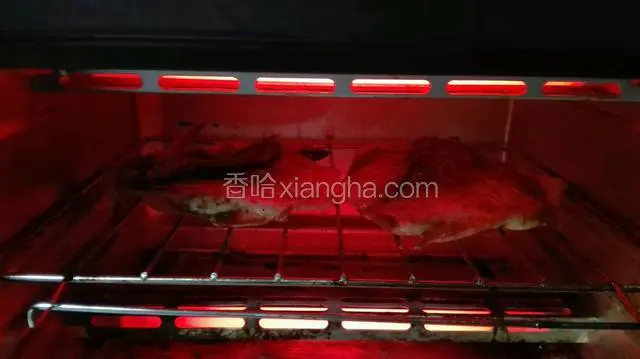 烤箱预热230度烤15分钟，中途拿出来刷油，撒孜然粉，芝麻后翻面两次！烤制金黄即可！