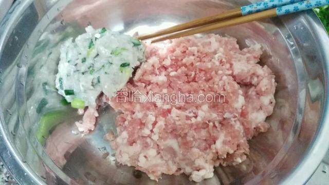 买回来的猪肉碎 我再加工多剁几刀  加了点鱼肉