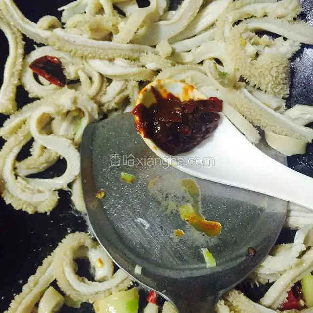 放入一勺辣豆瓣酱调味