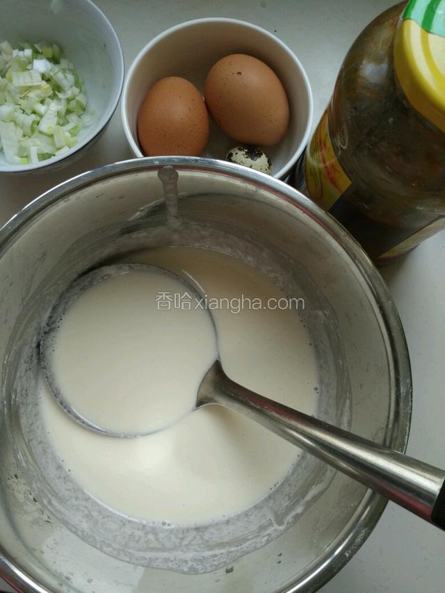 再准备葱花，鸡蛋，豆瓣酱