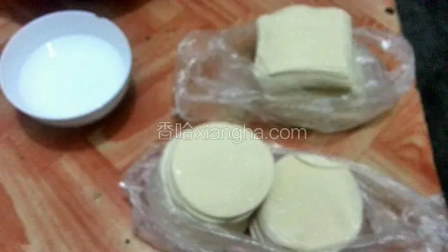 准备饺子皮和半碗水，因为饺子皮买完了就买了中馄饨皮