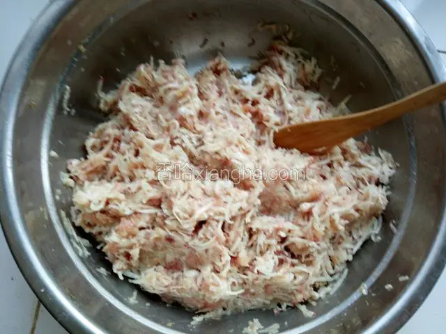 把猪肉馅里放入葱姜末，生抽，盐，香油，五香粉和萝卜丝搅拌均匀！