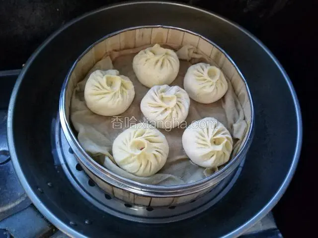 把包好的包子放在铺有屉布的笼屉上，冷水入锅加盖！大火蒸12分钟！
