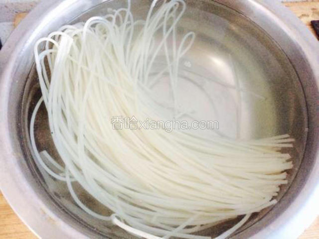 把桂林米粉泡5到8小时。说明书上这么写的。