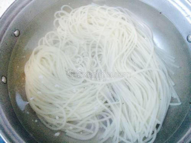烧开水放入米粉，煮10分钟。