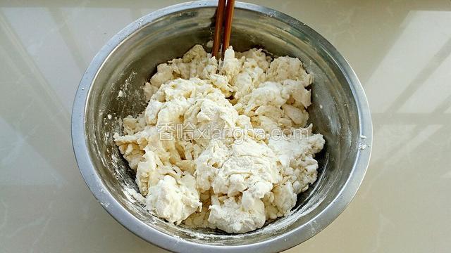 在马铃薯淀粉里一边倒入热水一边用筷子拌成棉絮状。