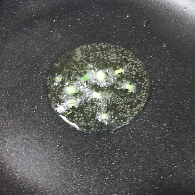 锅中倒入适量油放入几粒蒜花爆香