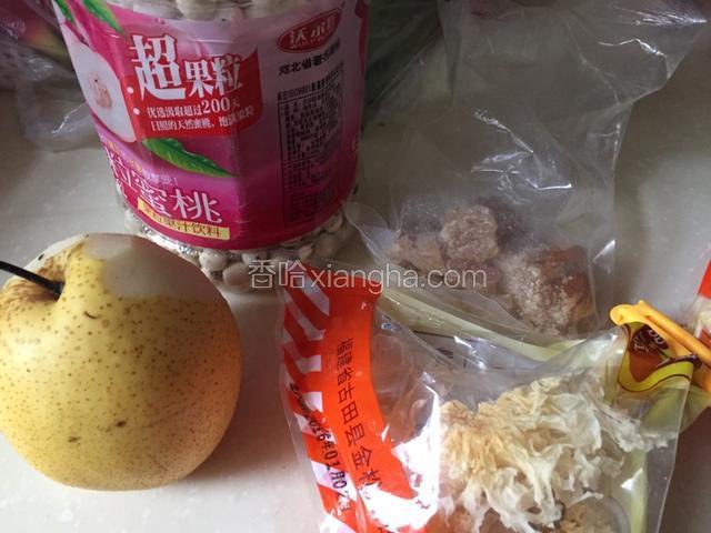 准备食材，清洗莲子和梨。