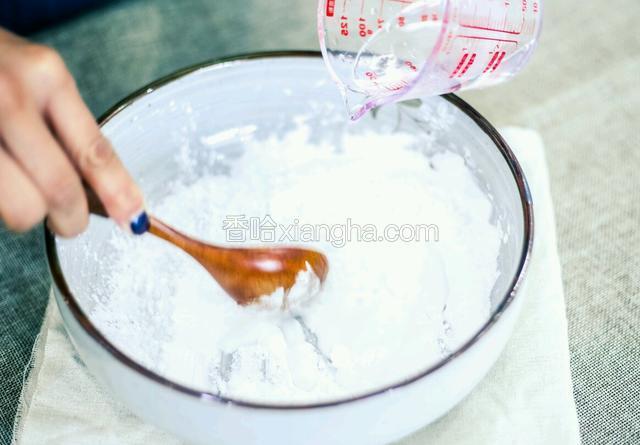 取沸水，水越热越好！水越热越好！水越热越好！重要的事情说三遍！一点一点加入木薯粉，一次不要全部加入水，边加边用筷子迅速搅拌。加热水的时候要注意安全哦~