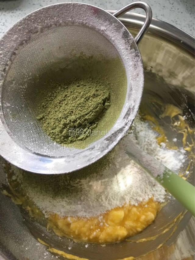 最后加入过筛的抹茶粉，切拌均匀。