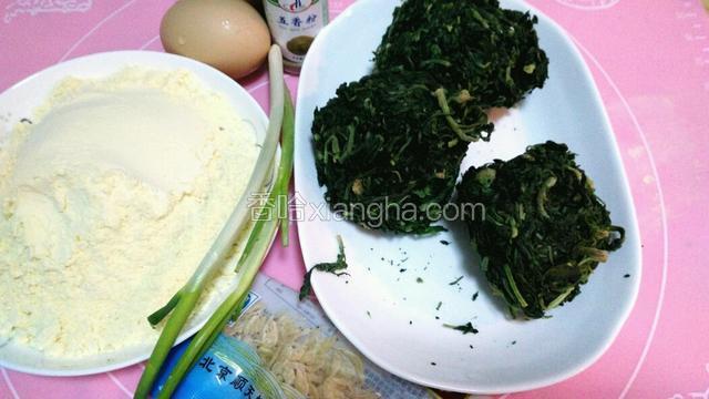 准备食材（荠菜择洗干净开水焯烫后挤掉水，葱洗干净）