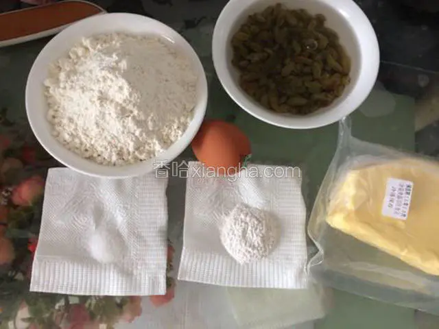 把葡萄干提前加水泡上，大约20分钟，黄油提前室温软化或微波30秒，其它食材都称好